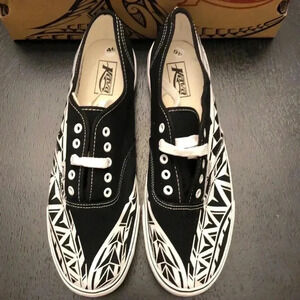 NWT Men’s KAVA Island/Tribal Print Shoes